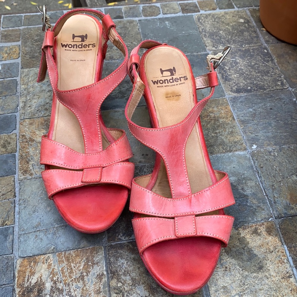 EUC Wonder sandals size 41